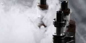 Trocar cigarro pelo vape, vale a pena? Descubra as vantagens!